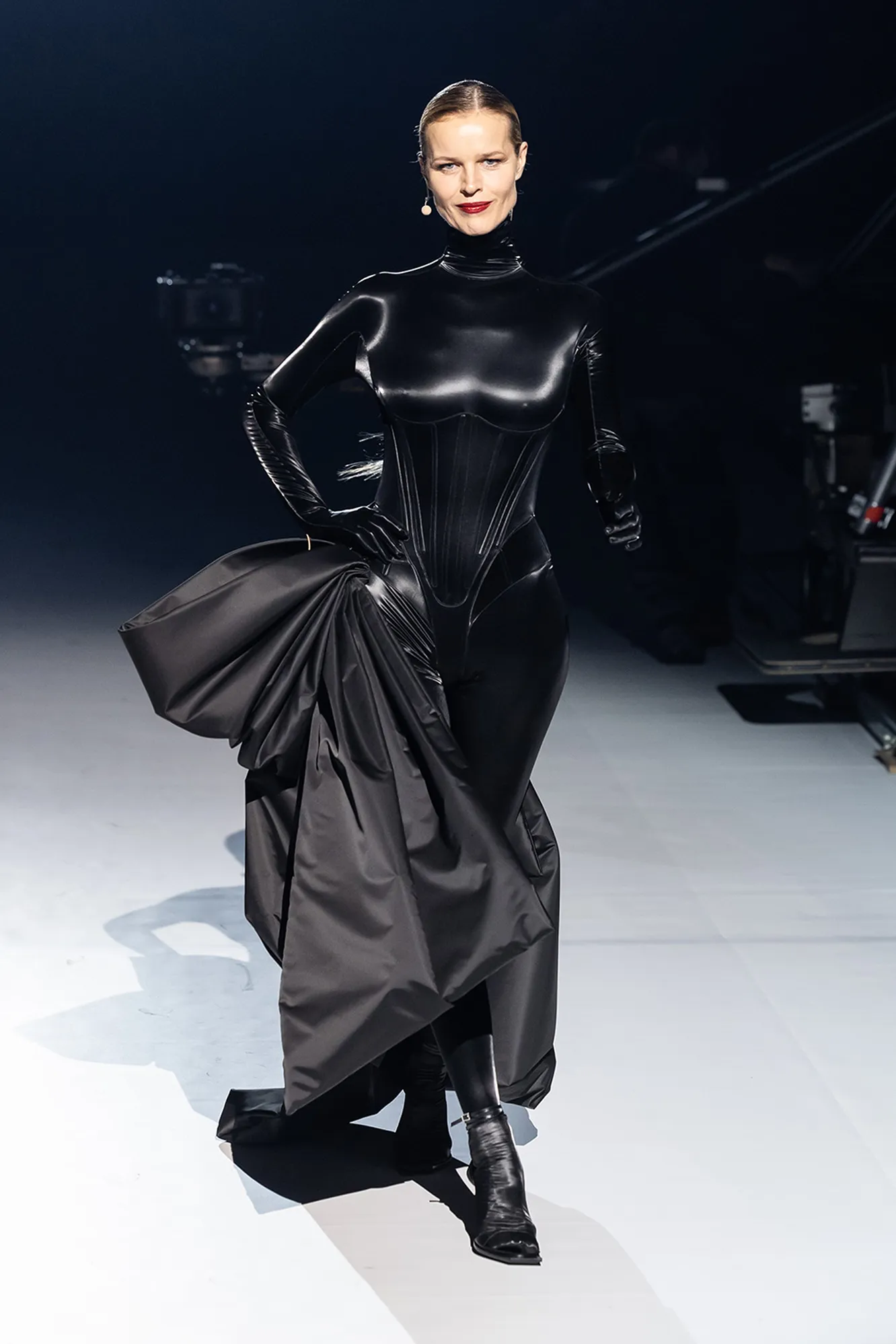 Корсет из коллекции Mugler на Неделе Высокой моды 2023 Корсет из коллекции Mugler на Неделе Высокой моды 2023
