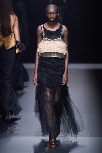 Вариант носки корсета поверх платья от дизайнера Vera Wang Вариант носки корсета поверх платья от дизайнера Vera Wang