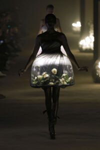 Одно из платьев японского лейбла Undercover на выставке Paris Fashion Week 